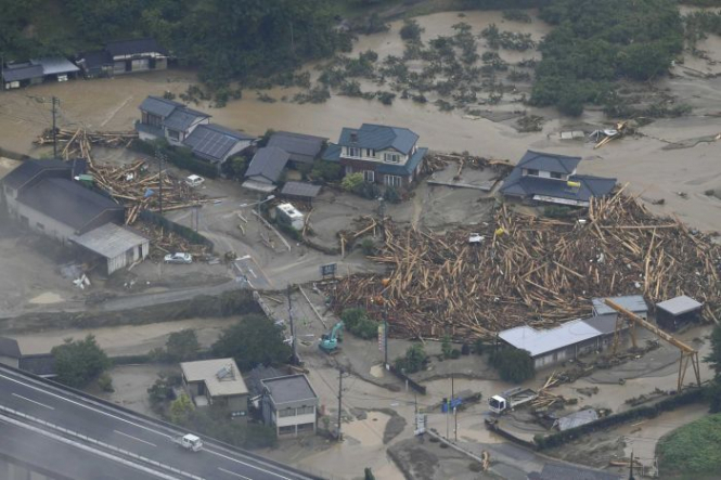 Япония страдает от масштабного наводнения - ВИДЕО