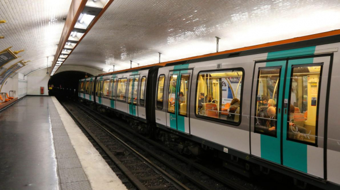 У метро Парижа в результаті нападу з кислотою важко поранено чоловіка