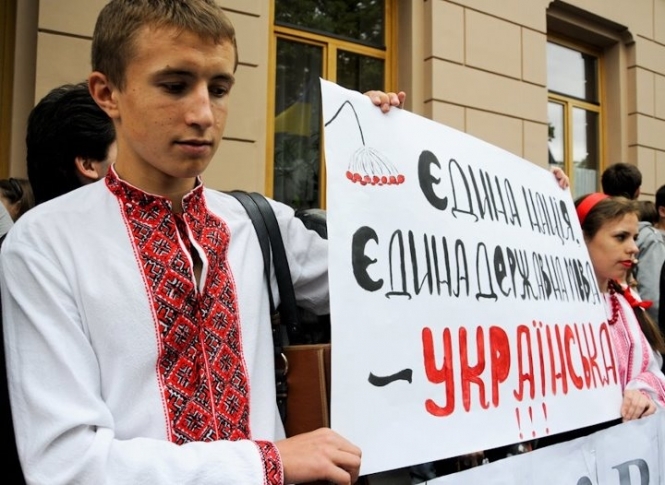 Менше третини населення України вважає російську мову рідною
