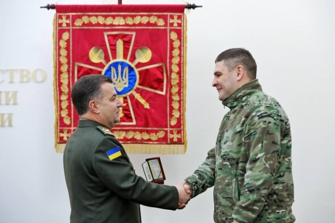 Полторак вручил украинским волонтерам медали 