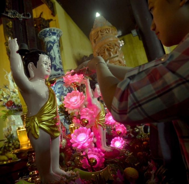 Азія зустріла день народження Будди молитвами і квітами