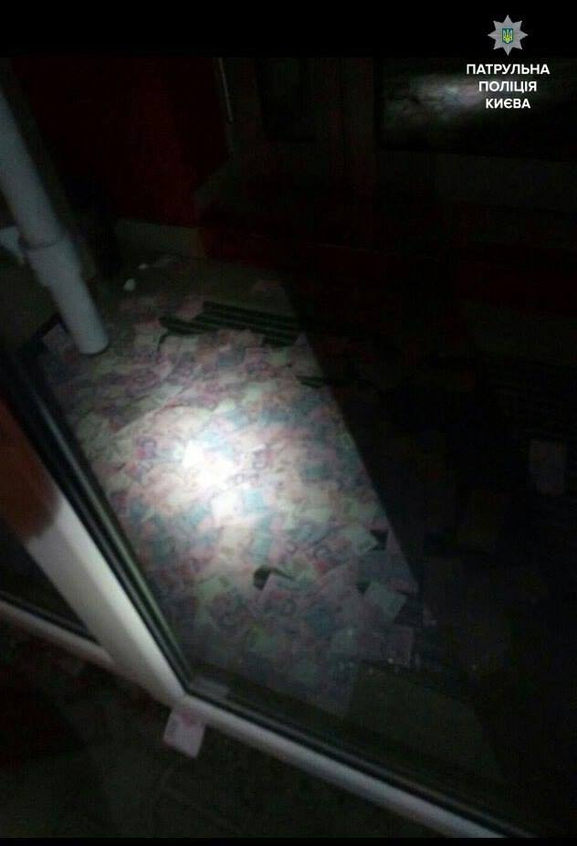 В Киеве грабитель сломал банкомат и заставил непрерывно выдавать деньги