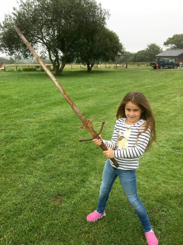 В Британії дівчинка дістала з озера меч короля Артура 