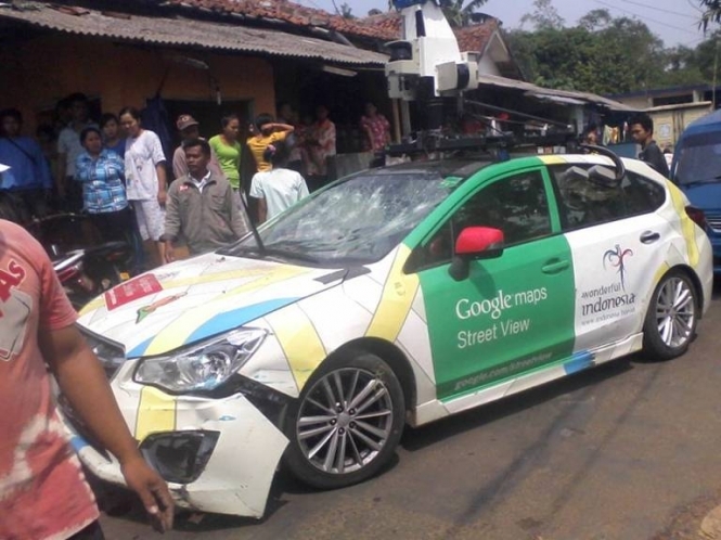 Автомобіль Google Street View потрапив в аварію в Індонезії