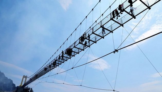 В Китае открыли самый высокий мост в мире - ФОТО