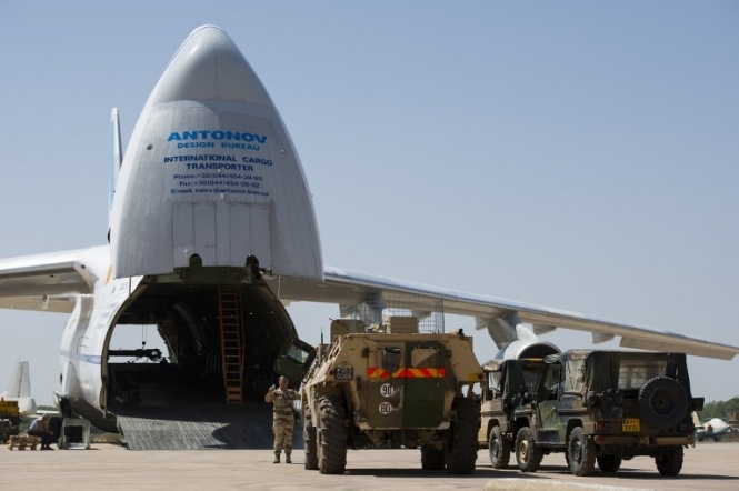 Літаки США почали транспортування техніки з Франції до Малі
