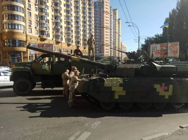 У центрі Києва заглох танк, який їхав на репетицію параду, - ВІДЕО