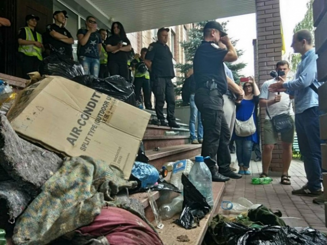 Члены С14 принесли в полицию Киева кучу мусора, - ФОТО