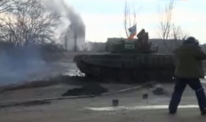 Терористи ДНР обстріляли з танків житлові квартали Вуглегірська, - відео