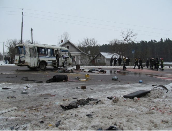Вантажівка знесла пасажирський автобус на Львівщині: п'ять осіб загинуло