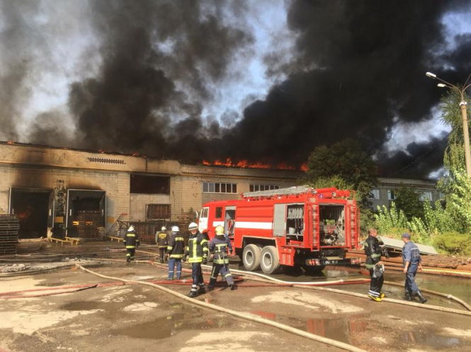 В Житомире локализовали масштабный пожар на картонном комбинате