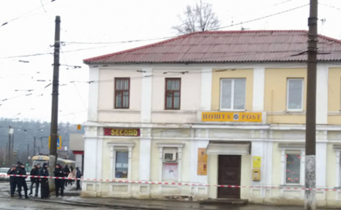 В Харькове мужчина со взрывчаткой захватил отделение 