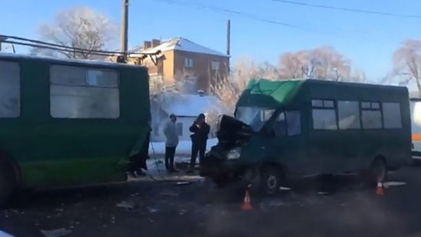 В Чернигове столкнулись троллейбус и маршрутка, пострадали 12 человек - ВИДЕО