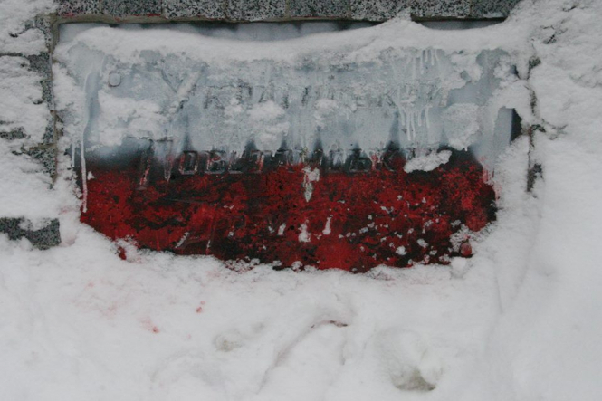 У Харкові пам’ятник воїнам УПА розфарбували в кольори польського прапора
