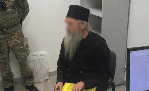 В аэропорту задержали священника с Афона с российским паспортом