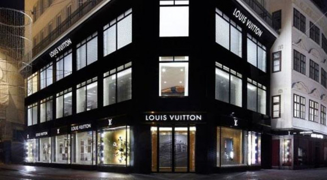 Кліматичні активісти перервали показ мод Louis Vuitton у Парижі