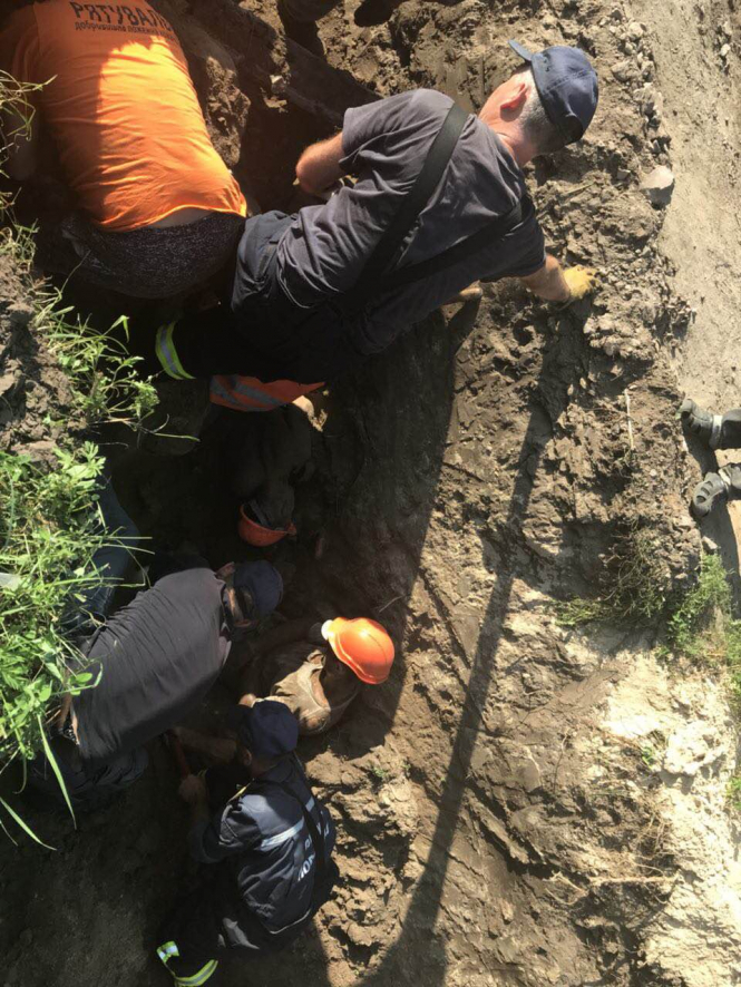В Борисполе во время ремонтных работ засыпало землей двух сотрудников 