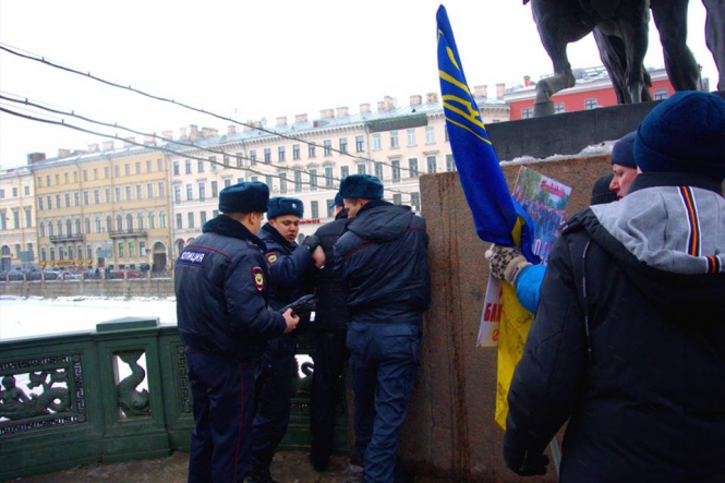 В Петербурге напали на пикетчиков, державшего флаг Украины