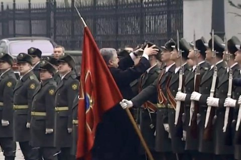 Порошенко поднял шапку солдата почетного караула - ВИДЕО