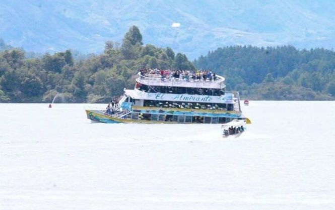 В Колумбии затонуло судно с 150 туристами на борту