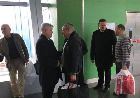 Четыре освобожденных из плена в Ливии украинца вернулись на родину, - Порошенко