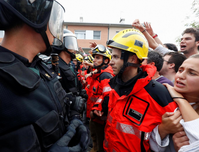 Пожежники в Каталонії утворили "живий щит" між активістами та поліцією