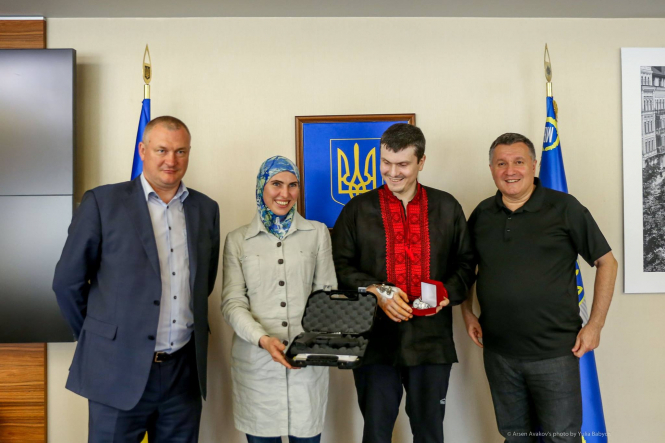 Аваков нагородив Окуєву новим пістолетом, а Осмаєва - годинником