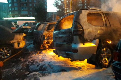 У Києві на автостоянці сталася пожежа: згоріли декілька іномарок