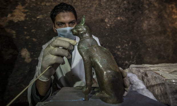 В Египте археологи раскопали уникальные мумии жуков-скарабеев и кошек