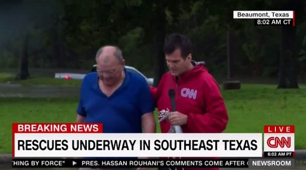 Журналист CNN в прямом эфире спас мужчину во время наводнения