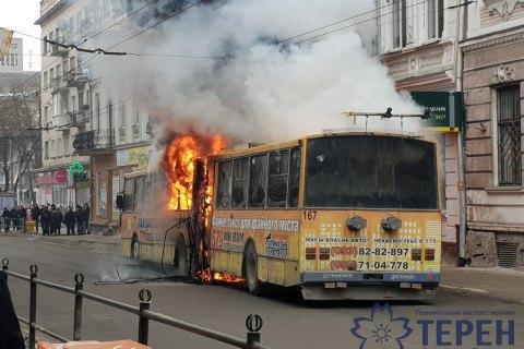 У центрі Тернополя на ходу загорівся тролейбус