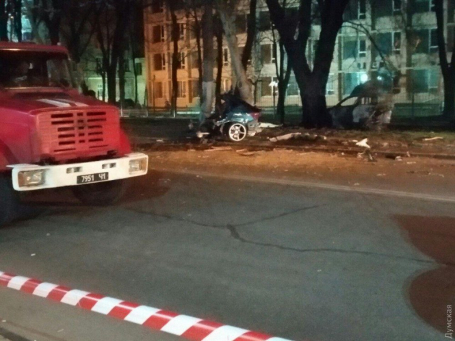 В Одессе BMW врезался в припаркованные авто и электроопору, а затем загорелся, два человека погибли