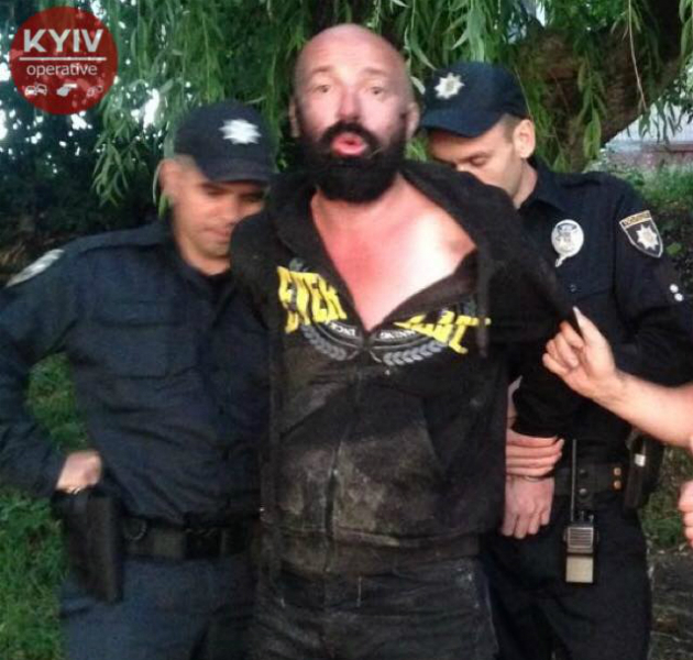 В Киеве мужчина предлагал полицейским покурить марихуану