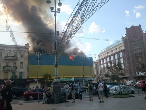 В центре Киева пожар, - ВИДЕО