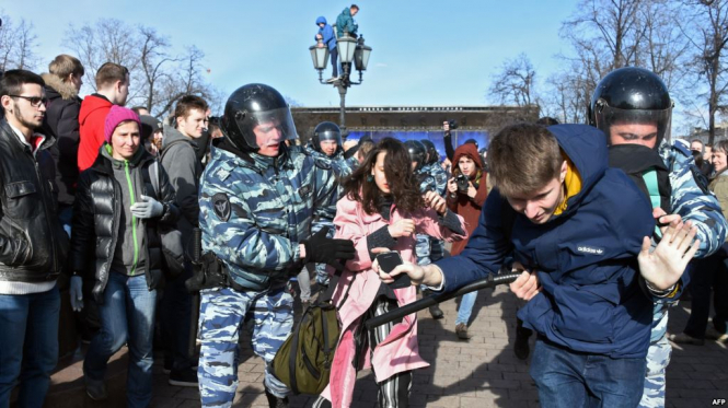 Российское МВД предлагает наказывать учителей за участие детей в акциях протеста
