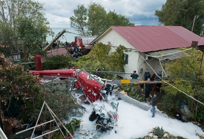 Вертолет упал на жилой дом в Сочи: есть жертвы