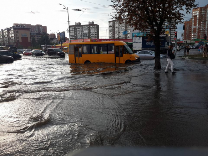 В Киеве ливень затопил улицы, - ФОТО