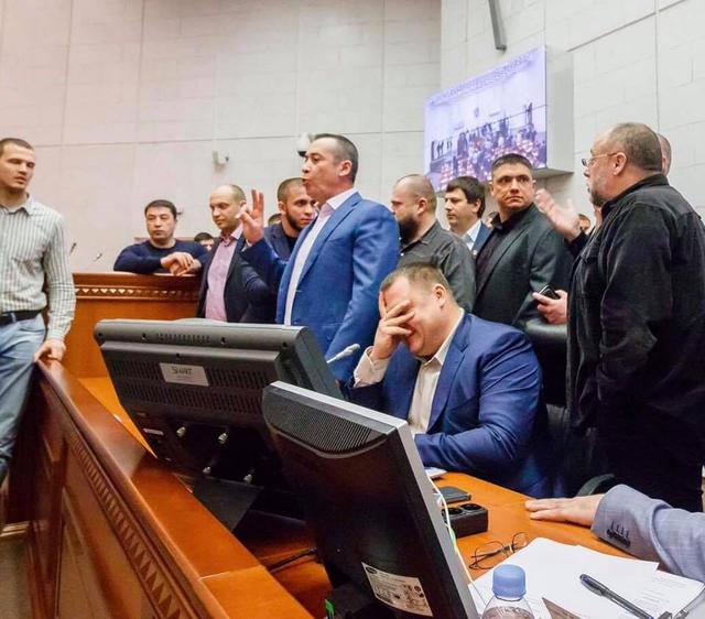 На заседании горсовета Днепра произошли столкновения между депутатами, - СМИ