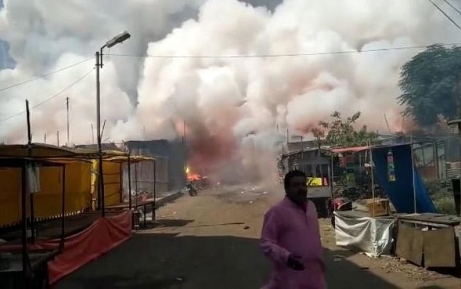 Внаслідок вибуху на заводі феєрверків в Індонезії загинули близько 30 людей 