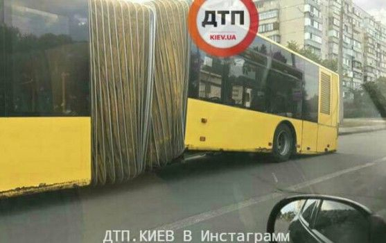 В Киеве развалился автобус во время движения
