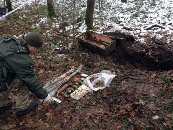 На Харьковщине правоохранители обнаружили тайник с боеприпасами