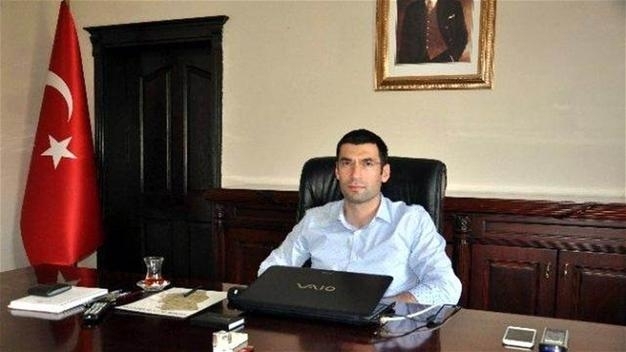 Турецький губернатор помер від травм отриманих під час теракту біля адміністрації Деріка
