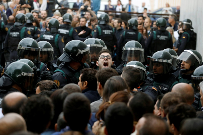 Іспанська поліція обстрілює гумовими кулями каталонців, - ВІДЕО (ОНОВЛЕНО)