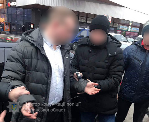 Співробітника банку, який вимагав 40 тис. грн за списання кредитного боргу, затримано в Луцьку