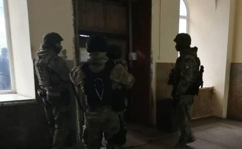 В окупованому Криму силовики увірвалися в мечеть