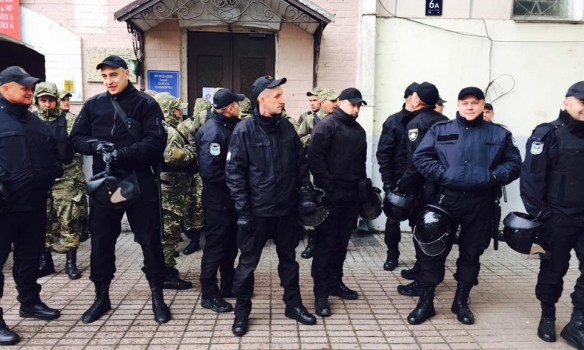 Полиция штурмом зашла в киевский офис ОУН - ВИДЕО (ОБНОВЛЕНО)