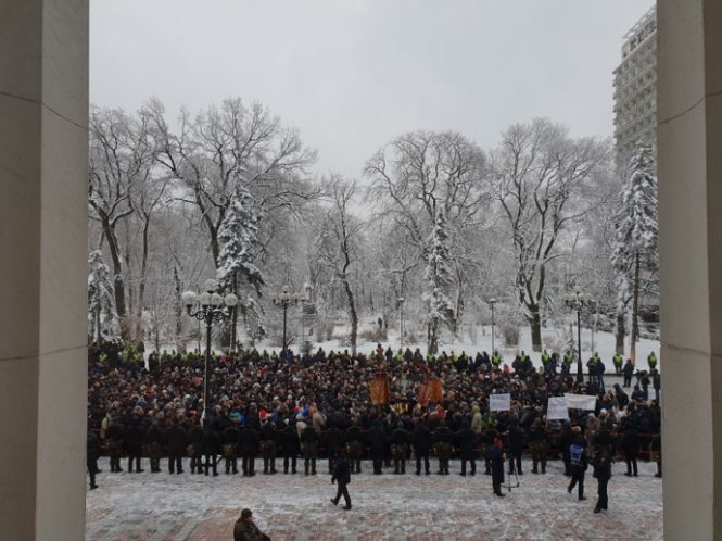 Более тысячи сторонников УПЦ МП митингует под Радой