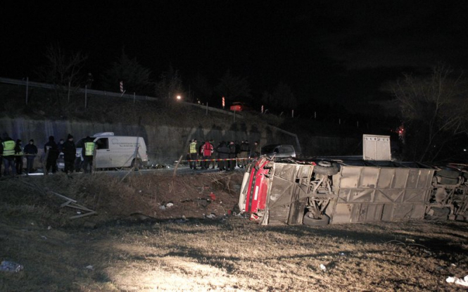 У Північній Македонії перекинувся автобус, 14 людей загинули