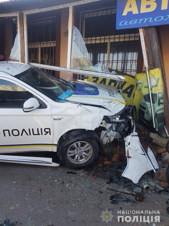 На Київщині поліцейські в гонитві за порушником розбили дві машини і врізалися в магазин