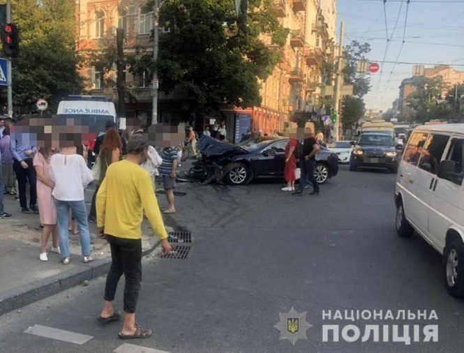 У центрі Києва внаслідок ДТП позашляховик влетів у натовп пішоходів, є постраждалі
